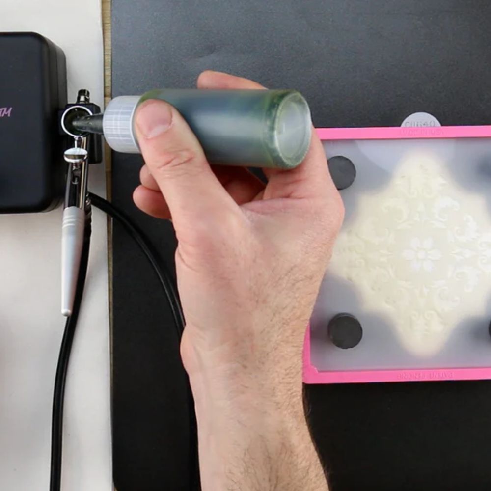 mixing airbrush colorant and adding to airbrush